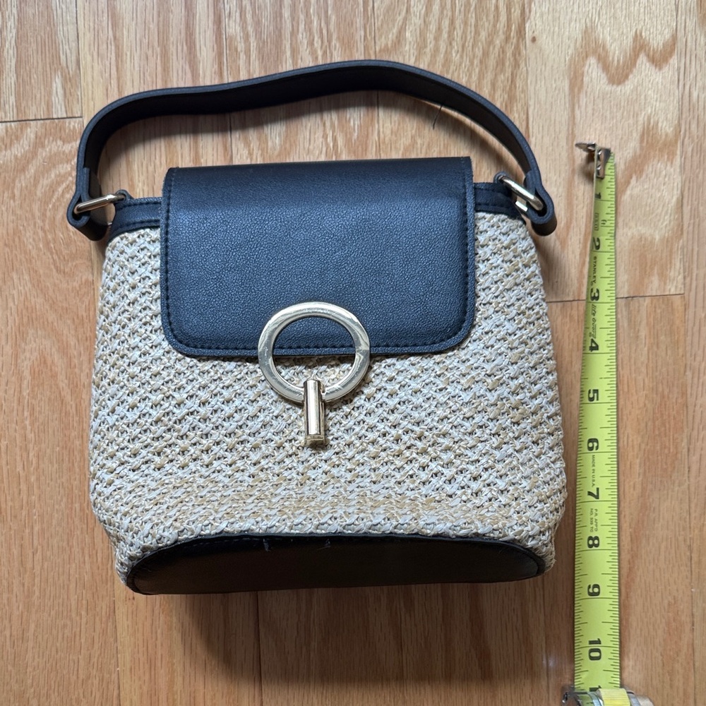 Woven Straw Bucket Bag with Black Leather Flap and Gold Ring - Picture 3 of 6